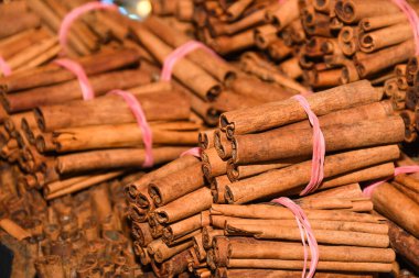 Noel pazarında tezgahın üstünde satılık bir sürü tarçın çubuğu var. Yemek ve tıpta kullanılan sağlıklı aromatik baharat, aromaterapi