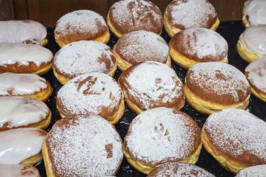 Avusturya 'daki Noel pazarında satışta geleneksel donutların gösterimi (çeviri: Eski Viyana elmalı turta; tarçın ve şekerli brezen çörek)