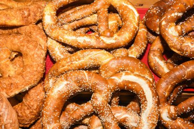 Oktoberfest ya da Sonbahar Festivali, Noel ya da bayram kutlaması için Bavyera otantik krakerleri. Alman ya da Avusturya tuzlu ya da tohumlu sabah atıştırması için ideal, jambon ve peynirle ikiye bölünmüş.