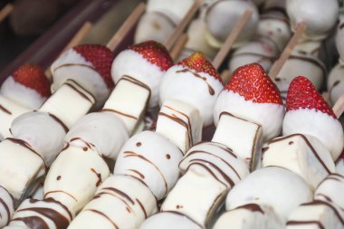 Noel festivali sırasında renkli süslemeler, fındıklar ve çikolatalarla süslenmiş el yapımı karamel kaplı elma reklamı muzları satılıyor. Çocuklar için Sevgililer Günü ya da Cadılar Bayramı