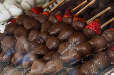 Noel festivali sırasında renkli süslemeler, fındıklar ve çikolatalarla süslenmiş el yapımı karamel kaplı elma reklamı muzları satılıyor. Çocuklar için Sevgililer Günü ya da Cadılar Bayramı