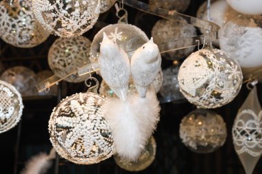 Viyana 'da Noel süsleri. Batı Avrupa, Viyana, Avusturya 'daki Noel fuarında satılık. Altın toplar, ampuller, kabarcıklar, dekorasyonlar ve süsler, renkli sihirli peri masalı