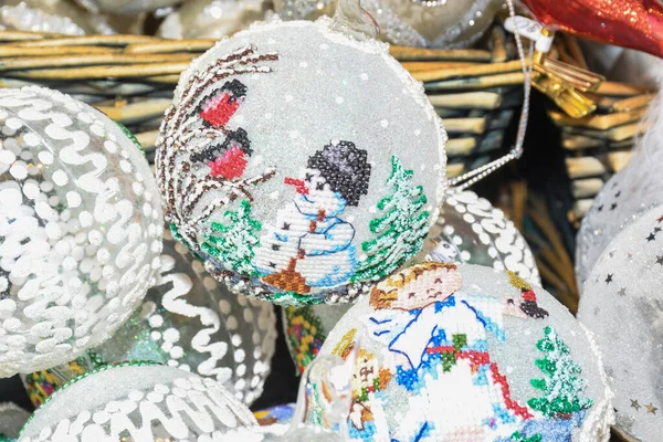 ウィーンの市場でクリスマスの装飾 西ヨーロッパ ウィーン オーストリアのクリスマスフェアでの販売のため 金色のボール 装飾品 色鮮やかな魔法のおとぎ話 — ストック写真
