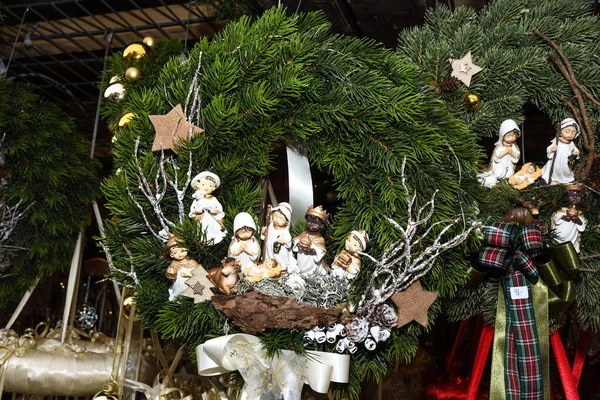 Kerstfiguurtjes Sneeuwpop Engelen Bijbelse Religieuze Kersttaferelen Dennenranken Slinger Natuurlijke Feestelijke — Stockfoto