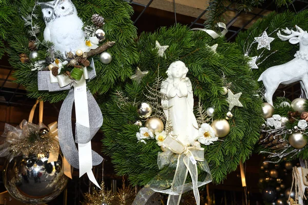 Kerstfiguurtjes Sneeuwpop Engelen Bijbelse Religieuze Kersttaferelen Dennenranken Slinger Natuurlijke Feestelijke — Stockfoto
