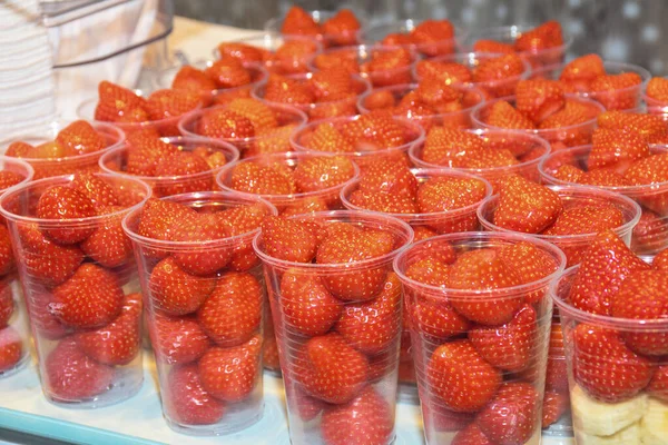 Fragole Rosse Una Tazza Vetro Insieme Biscotti Cupcake Snack Pronti — Foto Stock