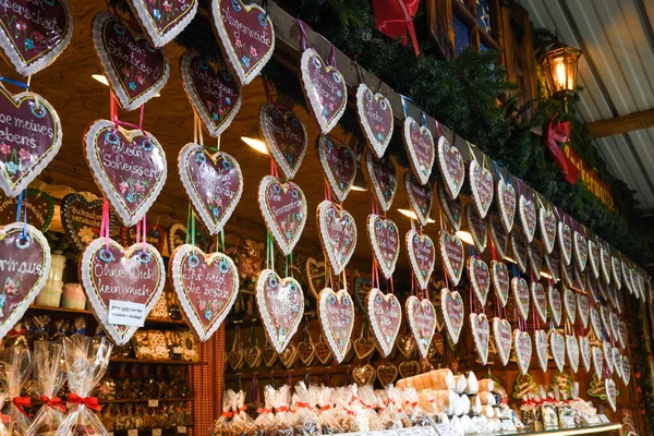 Mnoho Perníkových Sušenek Přes Pult Během Vánočního Trhu Vídni Srdce — Stock fotografie