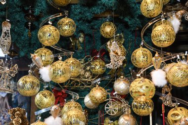 Viyana 'da Noel süsleri. Batı Avrupa, Viyana, Avusturya 'daki Noel fuarında satılık. Altın toplar, ampuller, kabarcıklar, dekorasyonlar ve süsler, renkli sihirli peri masalı