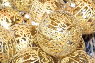 Viyana 'da Noel süsleri. Batı Avrupa, Viyana, Avusturya 'daki Noel fuarında satılık. Altın toplar, ampuller, kabarcıklar, dekorasyonlar ve süsler, renkli sihirli peri masalı