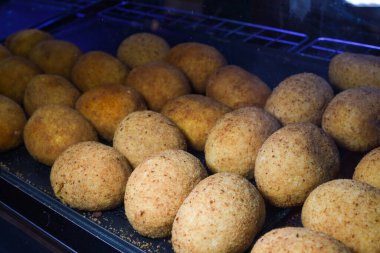 Arancini (bol etli kızarmış pirinç topları) İtalya 'daki markette tipik Sicilya sokak yemekleri. Sokak yemeklerinde satılacak bir sürü kızarmış pirinç topları.