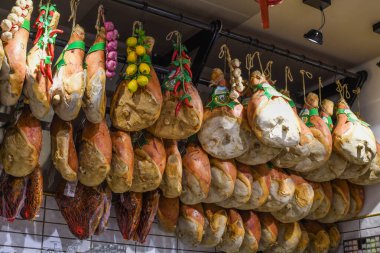 Prosciutto Nationale geleneksel jambonu ya da lekesi, domuz bacağı tütsülenmiş ve dilimlenmemiş, bir İtalyan restoranının tavanında asılı. Baharatlı ve gurme pahalı gıda malzemeleri.