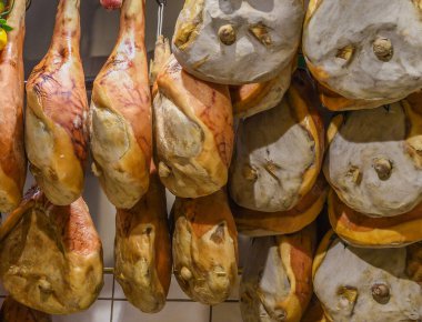 Prosciutto Nationale geleneksel jambonu ya da lekesi, domuz bacağı tütsülenmiş ve dilimlenmemiş, bir İtalyan restoranının tavanında asılı. Baharatlı ve gurme pahalı gıda malzemeleri.