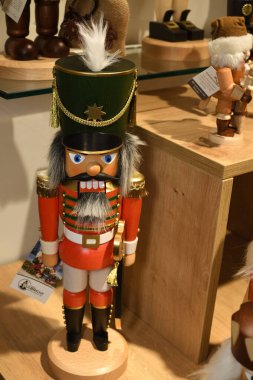 Avusturya, Viyana 'daki Noel festivali fuarında satılık Fındıkkıran Ordusu. Geleneksel tahta heykel ya da ünlü asker oyunu Ceaikovski. Alman sokak Xmas Fuarı Avrupa 'da ahşap fındıkkıranlar ile