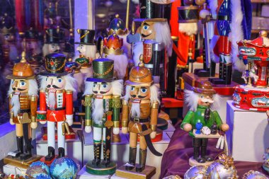 Avusturya, Viyana 'daki Noel festivali fuarında satılık Fındıkkıran Ordusu. Geleneksel tahta heykel ya da ünlü asker oyunu Ceaikovski. Alman sokak Xmas Fuarı Avrupa 'da ahşap fındıkkıranlar ile