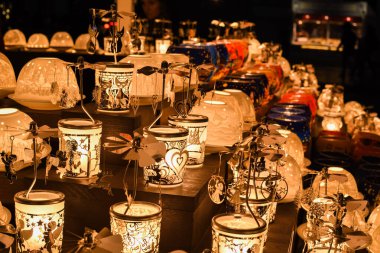 Noel süsleri Rathaus, Viyana, Avusturya 'daki Noel pazarında gece lambaları yaktı.