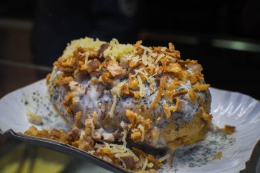 Peynirli fırında patates, kızarmış soğan, kağıt konilerde kızarmış patates cipsi, arka planda makine, sokak yemeği festivali, fast food. Taze Yemek Büfesi Kahvaltı Yemek Yemeği