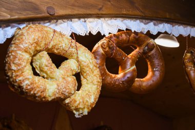 Oktoberfest ya da Sonbahar Festivali, Noel ya da bayram kutlaması için Bavyera otantik krakerleri. Alman ya da Avusturya tuzlu ya da tohumlu sabah atıştırması için ideal, jambon ve peynirle ikiye bölünmüş.