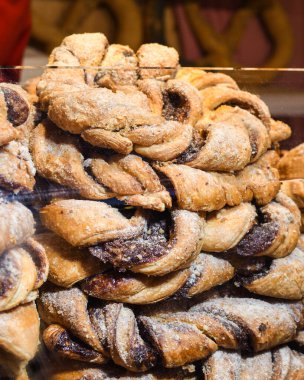 Oktoberfest ya da Sonbahar Festivali, Noel ya da bayram kutlaması için Bavyera otantik krakerleri. Alman ya da Avusturya tuzlu ya da tohumlu sabah atıştırması için ideal, jambon ve peynirle ikiye bölünmüş.