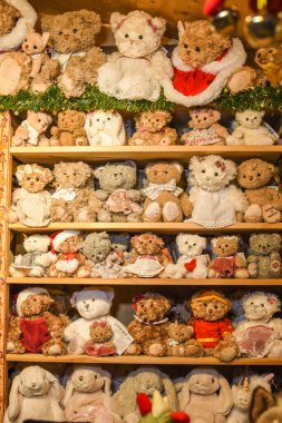 Bir çocuk mağazasında satılık bir sürü oyuncak var..