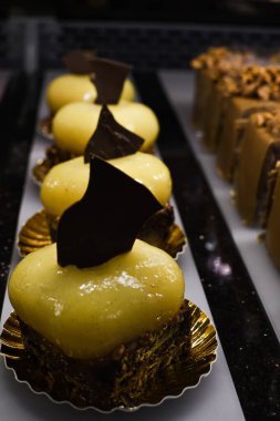 Çeşitli kek türleri, turta, krema, pastanede ya da pastanede satılık turtalar, şekerlemeler için lüks bir konsept. Mutlu yıllar tatlı spesiyaliteleri, lüks gurmeler ve zarif tarifler.