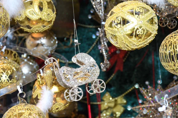 维也纳市场上的圣诞装饰品 在奥地利维也纳举行的西欧圣诞展销会上出售 装饰品和装饰品 色彩艳丽的魔法童话 — 图库照片