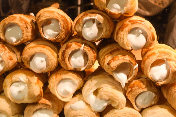 Schaumrollen 或Schillerlocken 是奥地利的糖果 它们由一个圆锥或一筒糕点组成 通常用奶油或蛋白乳酪填充 泡沫滚筒 袋状或滚筒形的油酥糕点 — 图库照片