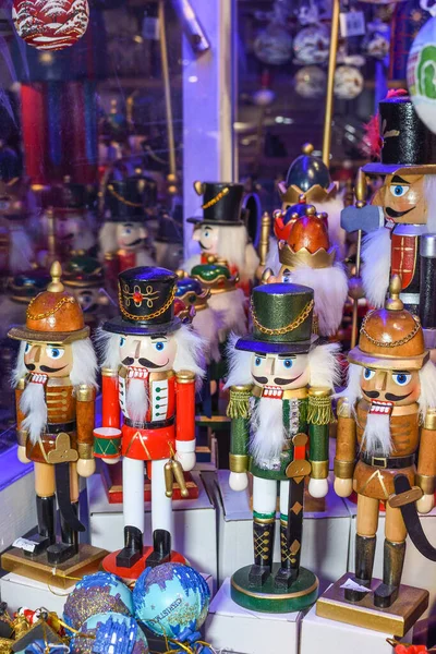 Leger Notenkrakers Koop Tijdens Kerstmarkt Wenen Oostenrijk Traditioneel Houten Standbeeld — Stockfoto