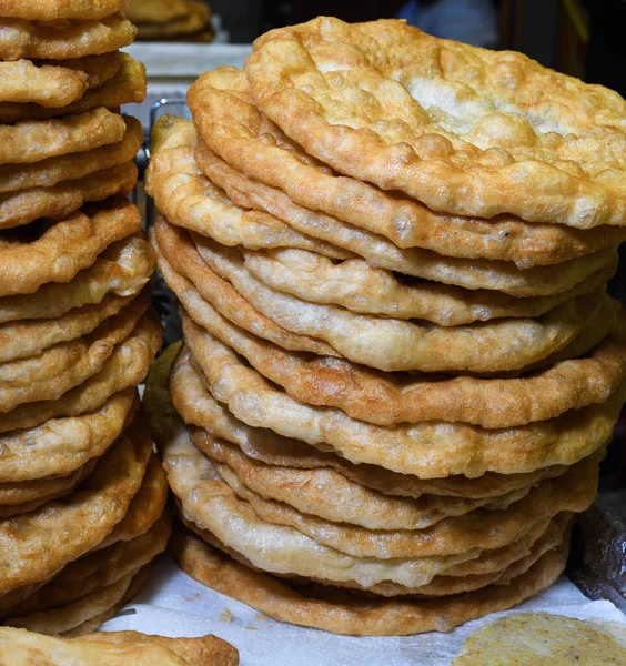 Hidangan Kelaparan Tradisional Buatan Sendiri Bernama Langosi Saat Festival Makanan — Stok Foto