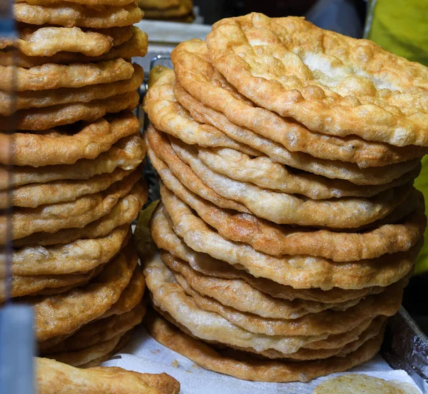 Hidangan Kelaparan Tradisional Buatan Sendiri Bernama Langosi Saat Festival Makanan — Stok Foto