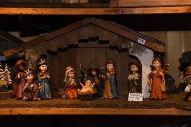 Viyana 'da Noel süsleri ve süsler. Batı Avrupa 'da, Viyana' da, Avusturya 'da Noel fuarı var. İncil 'deki dini noel sahnesi minyatür figürler hikaye İncil karakterleri