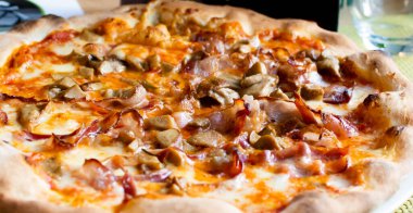 Pizza capricciosa İtalyan mutfağında mozzarella peyniri, İtalyan fırında jambon, mantar, enginar ve domates, yenilebilir mantar, cremini, prosciutto, marine edilmiş enginar ile hazırlanmış bir pizza türüdür..