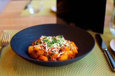 Gnocchi, irmik, normal buğday unu, yumurta, peynir, patates, ekmek kırıntıları, mısır unu gibi çeşitli kalın, küçük ve yumuşak hamur köftelerinden oluşan çeşitli makarnalardır.