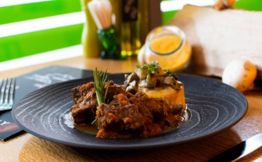 Ossobuco ya da osso buco, Lombard 'ın sebze, beyaz şarap ve et suyuyla pişirilmiş dana bacağı mutfağının bir özelliğidir. Ya risotto alla milano ya da polenta ile servis edilir.