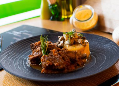 Ossobuco ya da osso buco, Lombard 'ın sebze, beyaz şarap ve et suyuyla pişirilmiş dana bacağı mutfağının bir özelliğidir. Ya risotto alla milano ya da polenta ile servis edilir.
