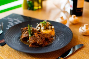 Ossobuco ya da osso buco, Lombard 'ın sebze, beyaz şarap ve et suyuyla pişirilmiş dana bacağı mutfağının bir özelliğidir. Ya risotto alla milano ya da polenta ile servis edilir.