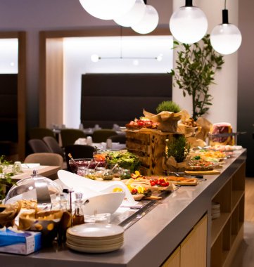 Pazar Brunch Menüsü, salata, et, peynir ve sebzeli otel kahvaltısı, açık büfe, kapalı restoran..