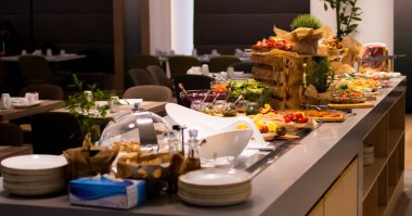 Pazar Brunch Menüsü, salata, et, peynir ve sebzeli otel kahvaltısı, açık büfe, kapalı restoran..