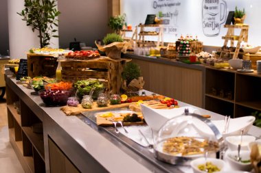 Pazar Brunch Menüsü, salata, et, peynir ve sebzeli otel kahvaltısı, açık büfe, kapalı restoran..