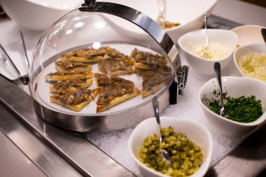 Taze tartar bruschetta aperatifi otel brunch büfesi sırasında açık havuzun yanındaki bahçede..