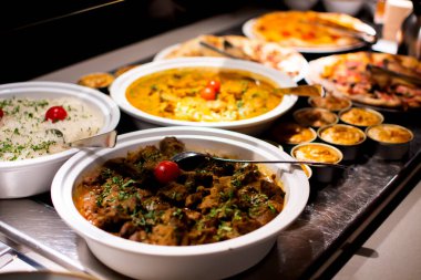 Pazar Brunch Menüsü, salata, et, peynir ve sebzeli otel kahvaltısı, açık büfe, kapalı restoran..