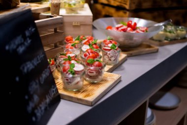 Pazar Brunch Menüsü, salata, et, peynir ve sebzeli otel kahvaltısı, açık büfe, kapalı restoran..