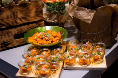 Pazar Brunch Menüsü, salata, et, peynir ve sebzeli otel kahvaltısı, açık büfe, kapalı restoran..