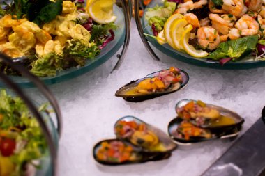 Karides kokteyli, tabbouleh ve havuz kenarındaki bahçede otel brunch büfesi sırasında havuç salatası sebzeleri. Taze Yemek Büfesi Yemek Yemeği Paylaşım Partisi Konsepti