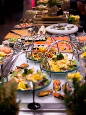 Karides kokteyli, tabbouleh ve havuz kenarındaki bahçede otel brunch büfesi sırasında havuç salatası sebzeleri. Taze Yemek Büfesi Yemek Yemeği Paylaşım Partisi Konsepti