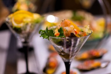 Karides kokteyli, tabbouleh ve havuz kenarındaki bahçede otel brunch büfesi sırasında havuç salatası sebzeleri. Taze Yemek Büfesi Yemek Yemeği Paylaşım Partisi Konsepti