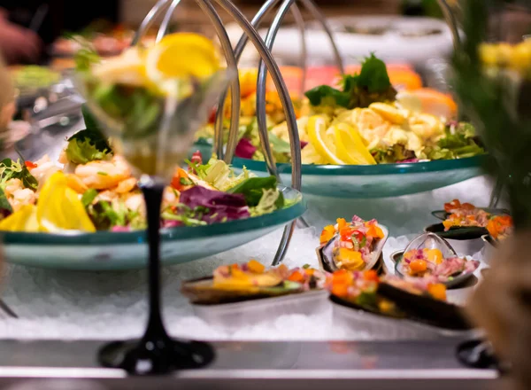 Shrimp Cocktail Tabbouleh Und Karottensalat Gemüse Während Des Hotel Brunch — Stockfoto