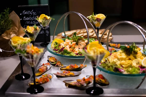 Shrimp Cocktail Tabbouleh Und Karottensalat Gemüse Während Des Hotel Brunch — Stockfoto