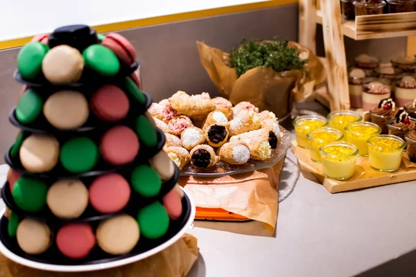 Candy Bar Jedzenie Formie Bufetu Przy Basenie Podczas Hotelowego Brunchu — Zdjęcie stockowe
