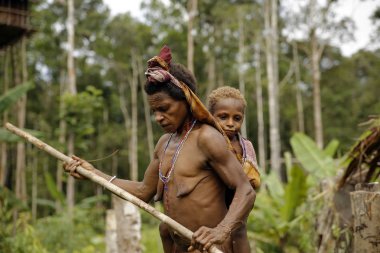 Korowai anne ve çocuk