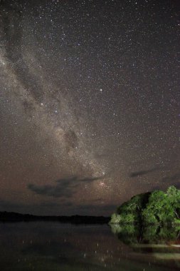 Gece gökyüzü ve Samanyolu Amazon üzerinde